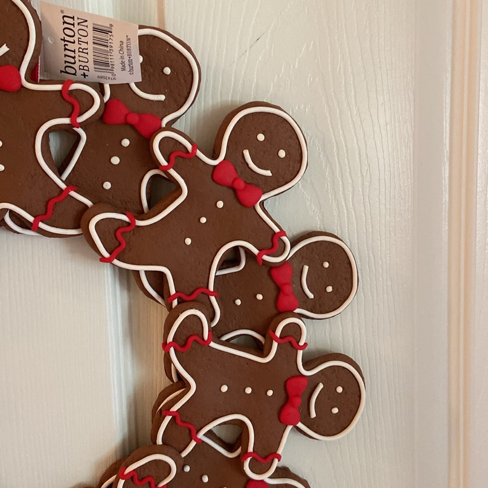 18” Gingerbread Men Christmas Wreath Layered Decorated w/ White & Red Icing - Picture 9 of 16